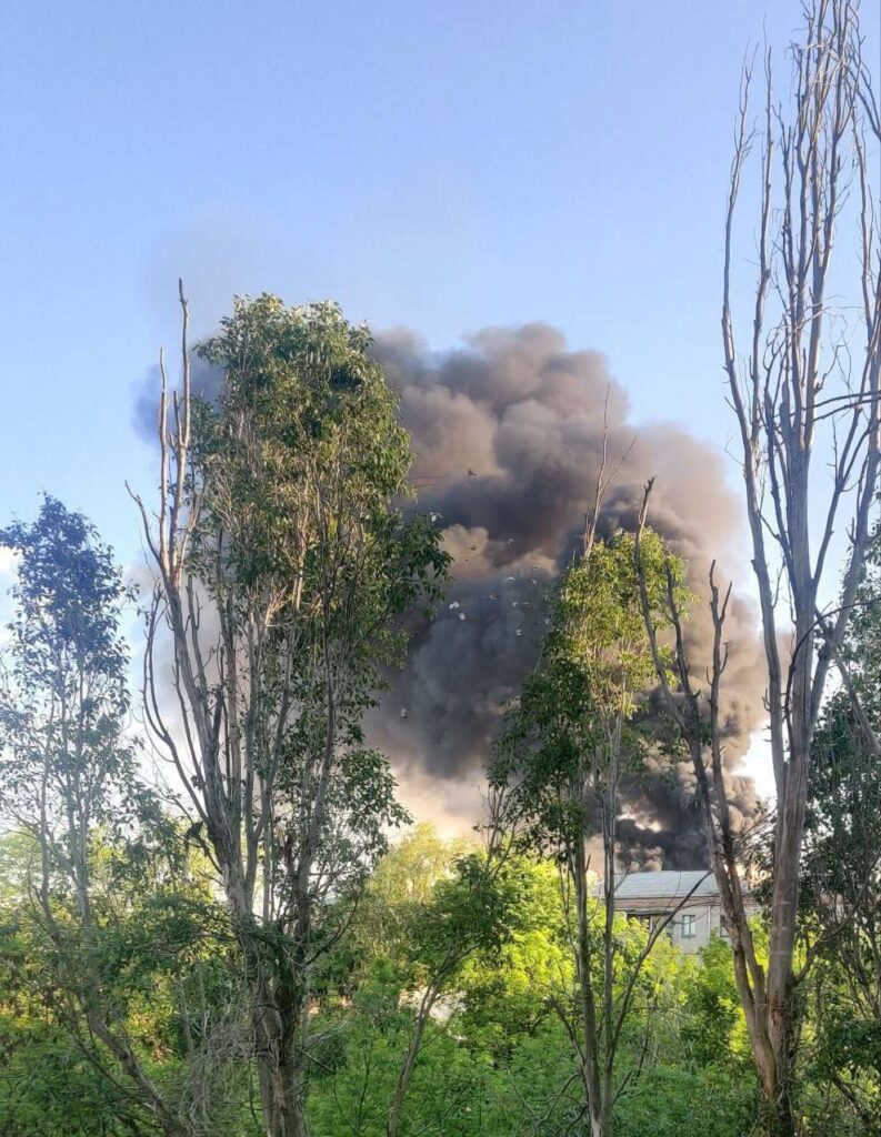 В окупованому Луганську чули вибух. Над містом піднімається дим
