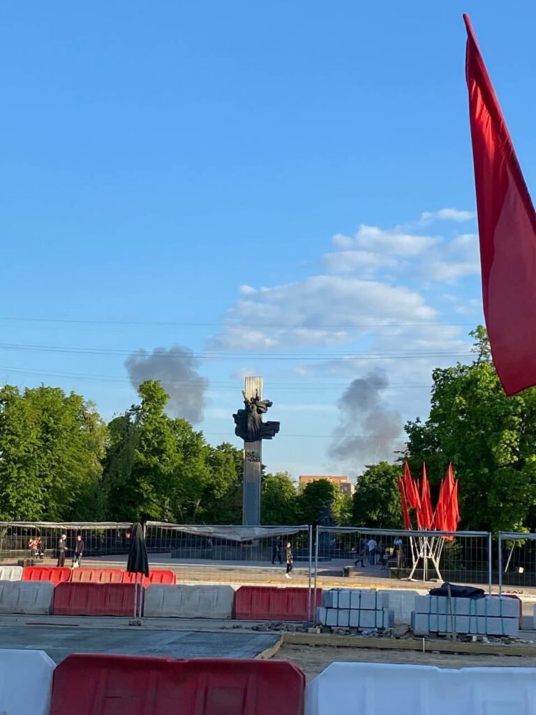 В окупованому Луганську чули вибух. Над містом піднімається дим