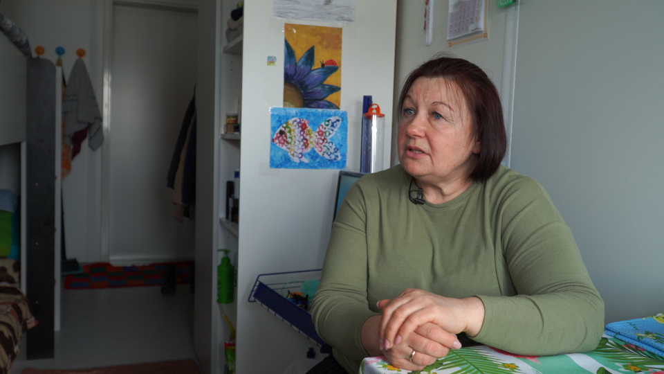 Переселенка з Маріуполя показала умови життя в модульному містечку у Львові