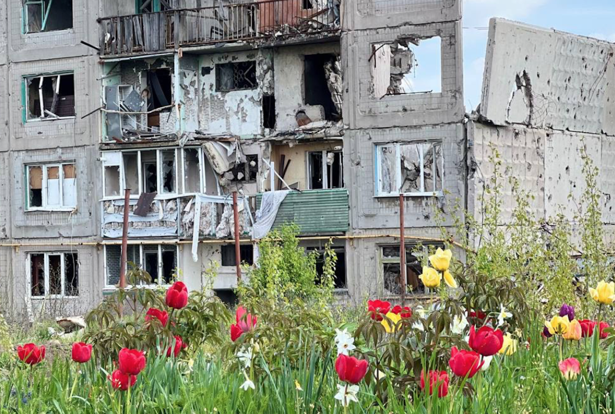 У Тошківці окупанти висадили тюльпани на тлі зруйнованих будинків і боєприпасів, що вже рік лежать на землі
