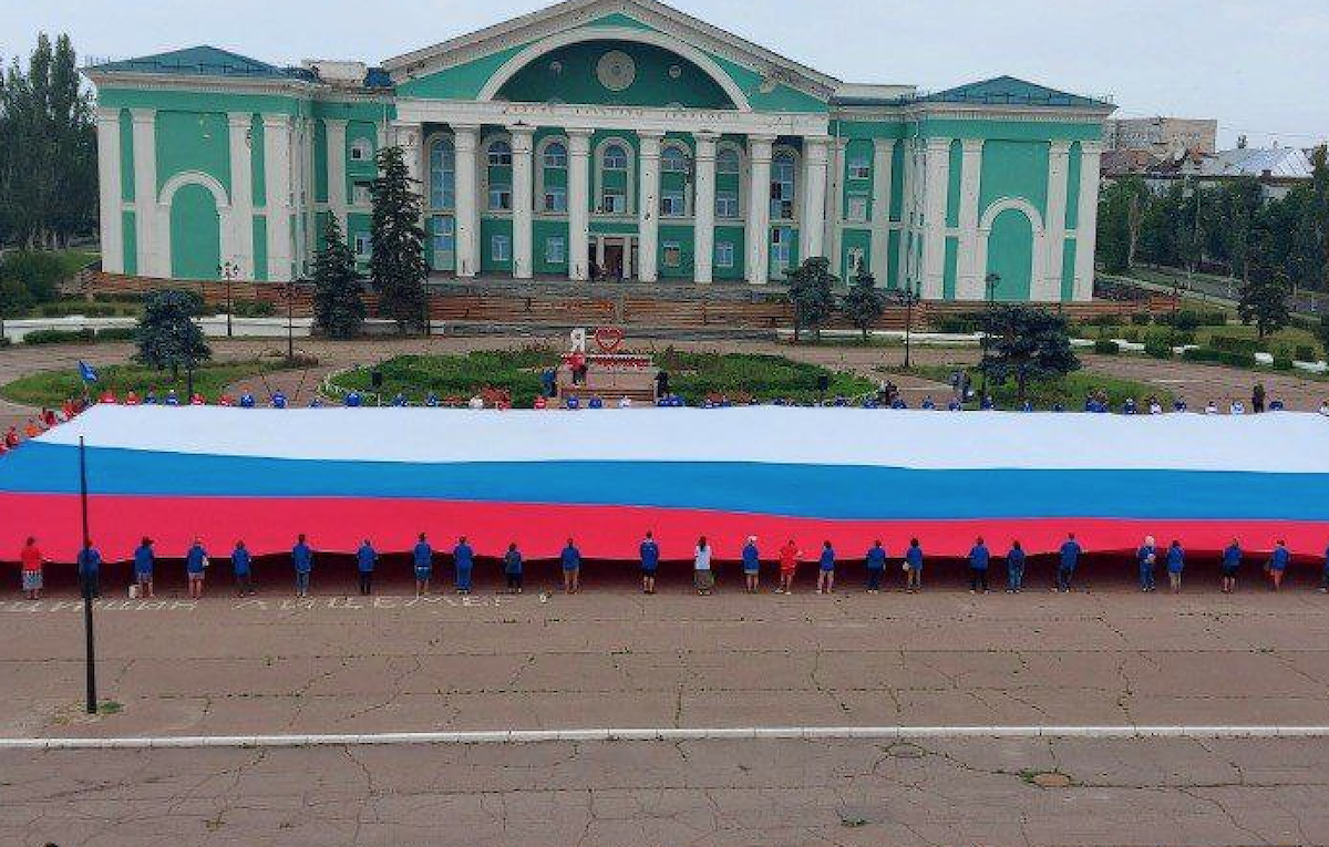 У Сєвєродонецьку розгорнули великий прапор РФ. У мітингу взяли участь лише завезені для цього “волонтери”