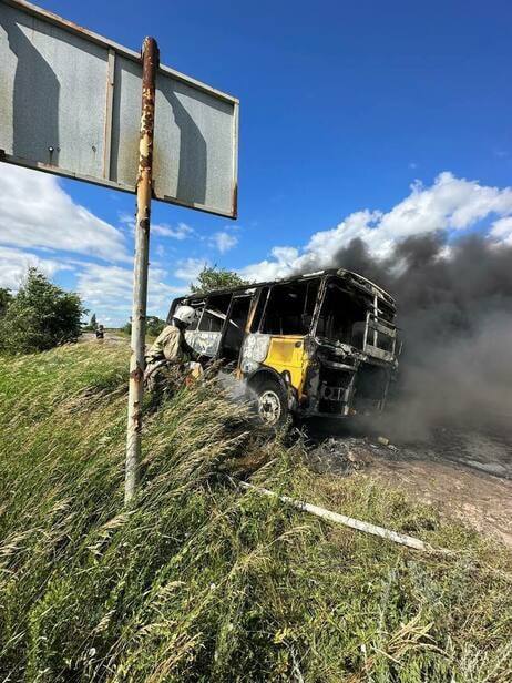 На окупованій Луганщині згорів автобус, який віз школярів до могили “молодогвардійців”