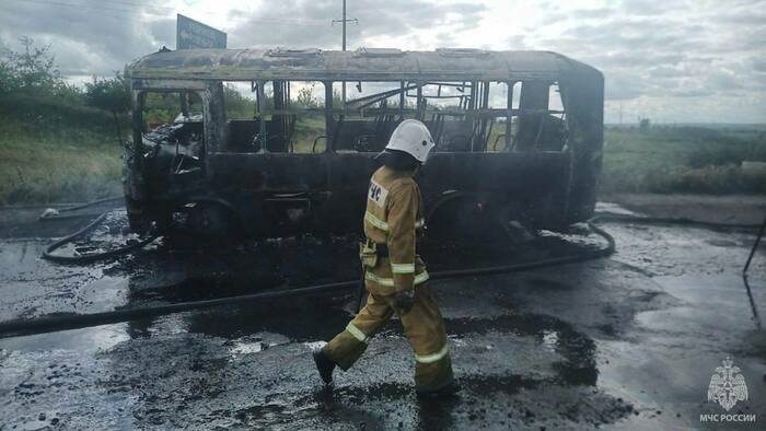 На окупованій Луганщині згорів автобус, який віз школярів до могили “молодогвардійців”