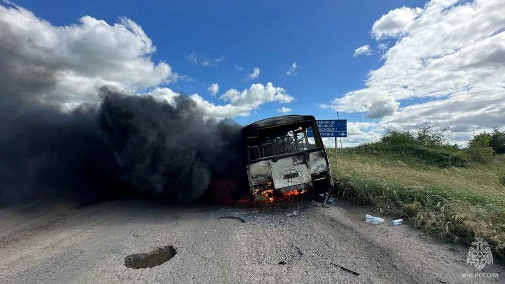 На окупованій Луганщині згорів автобус, який віз школярів до могили “молодогвардійців”