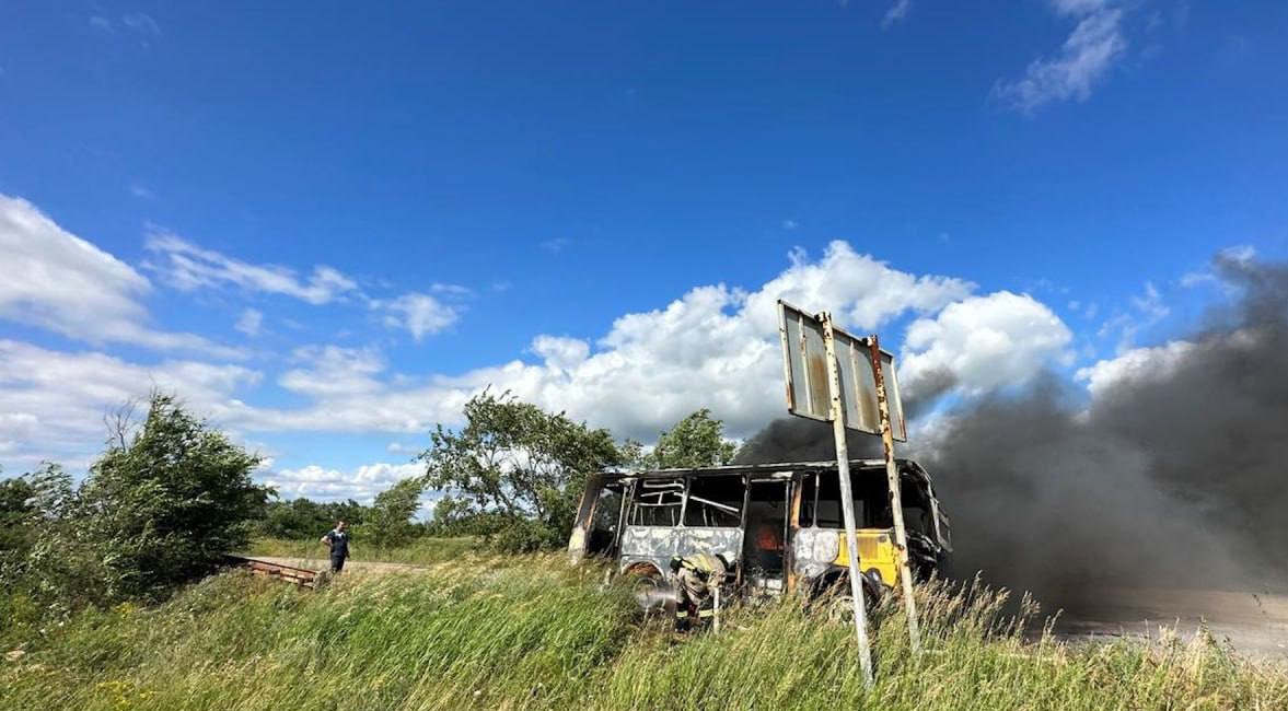 На окупованій Луганщині згорів автобус, який віз школярів до могили “молодогвардійців”