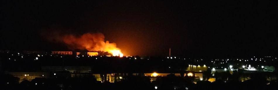 В окупованому Бердянську стався вибух. Яскраві фотографії нічної пожежі