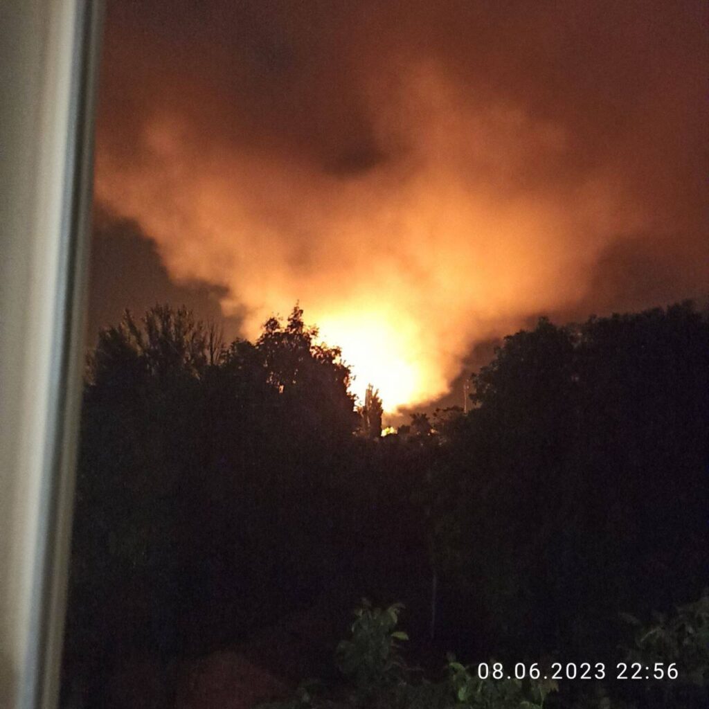 В окупованому Бердянську стався вибух. Яскраві фотографії нічної пожежі