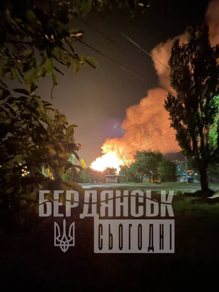 В окупованому Бердянську стався вибух. Яскраві фотографії нічної пожежі