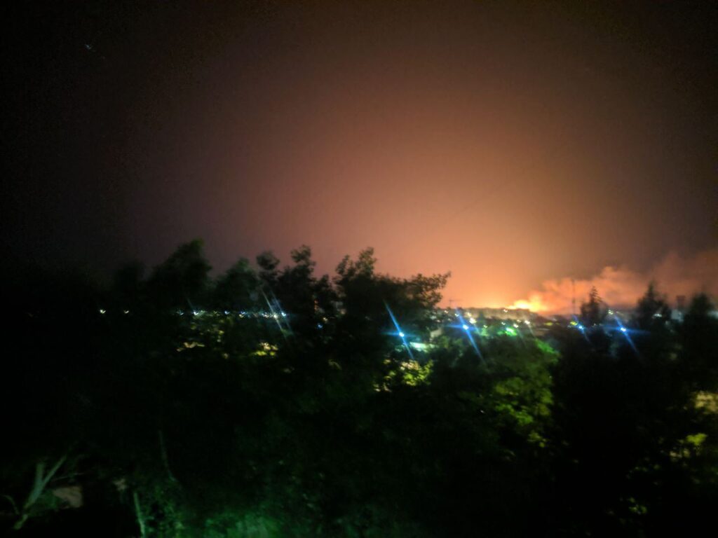 В окупованому Бердянську стався вибух. Яскраві фотографії нічної пожежі
