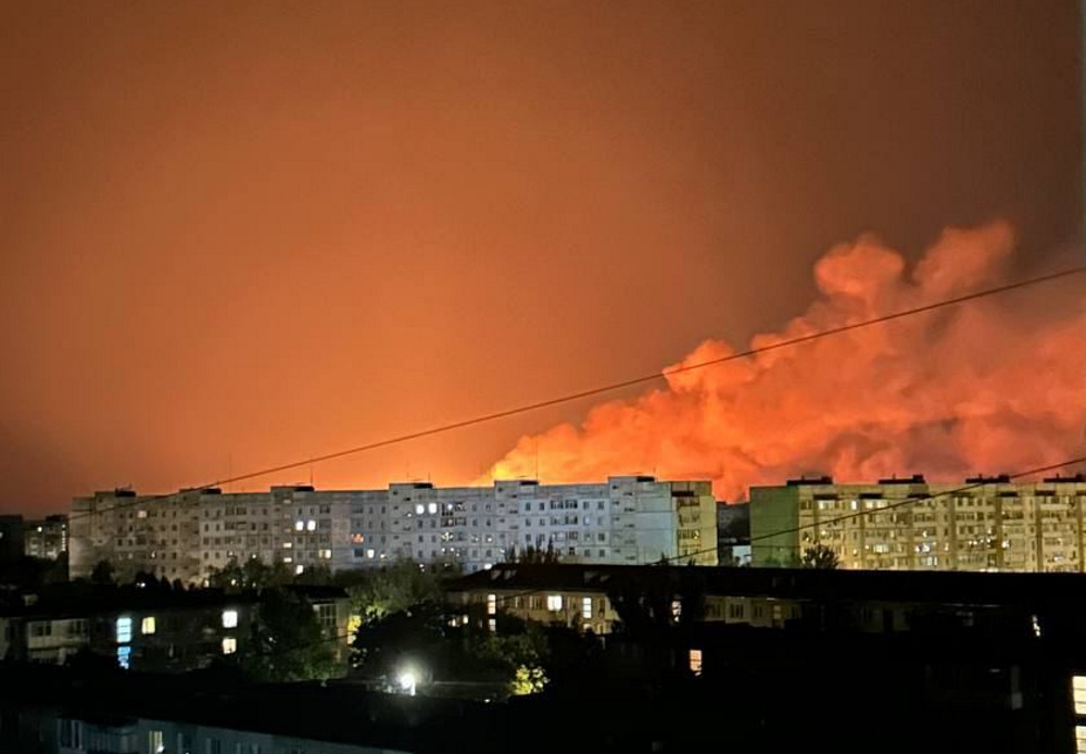 В окупованому Бердянську стався вибух. Яскраві фотографії нічної пожежі