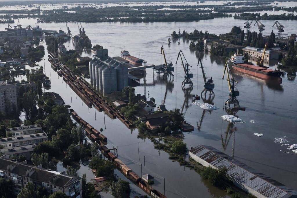 В Херсоні триває евакуація. Як зараз виглядає затоплене місто