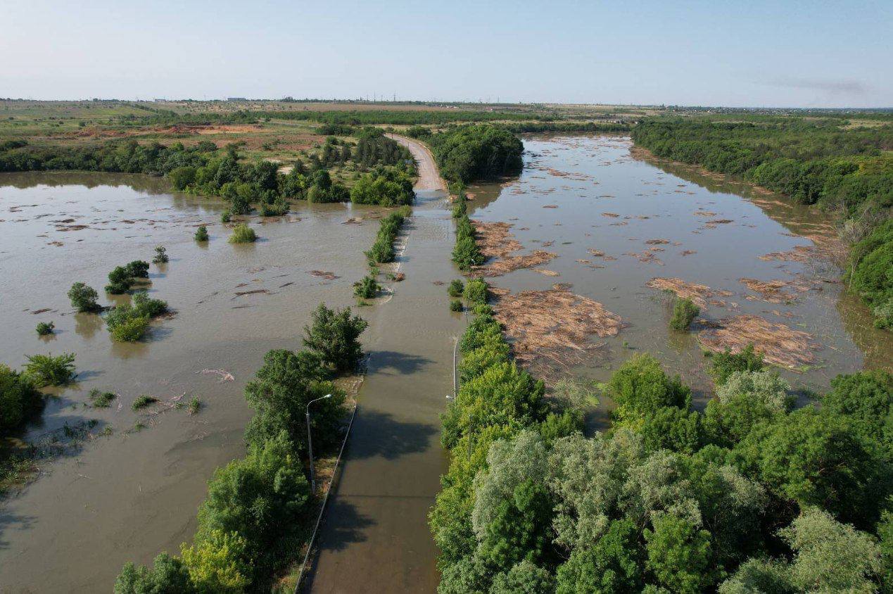 В Херсонській області продовжується затоплення насалених пунктів. Людей закликають евакуюватися