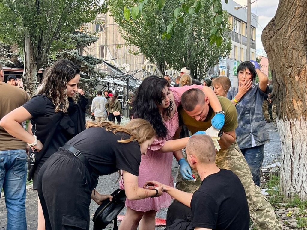 Ракетний удар по Краматорську. Опубліковані фотографії з місця рятувальних робіт