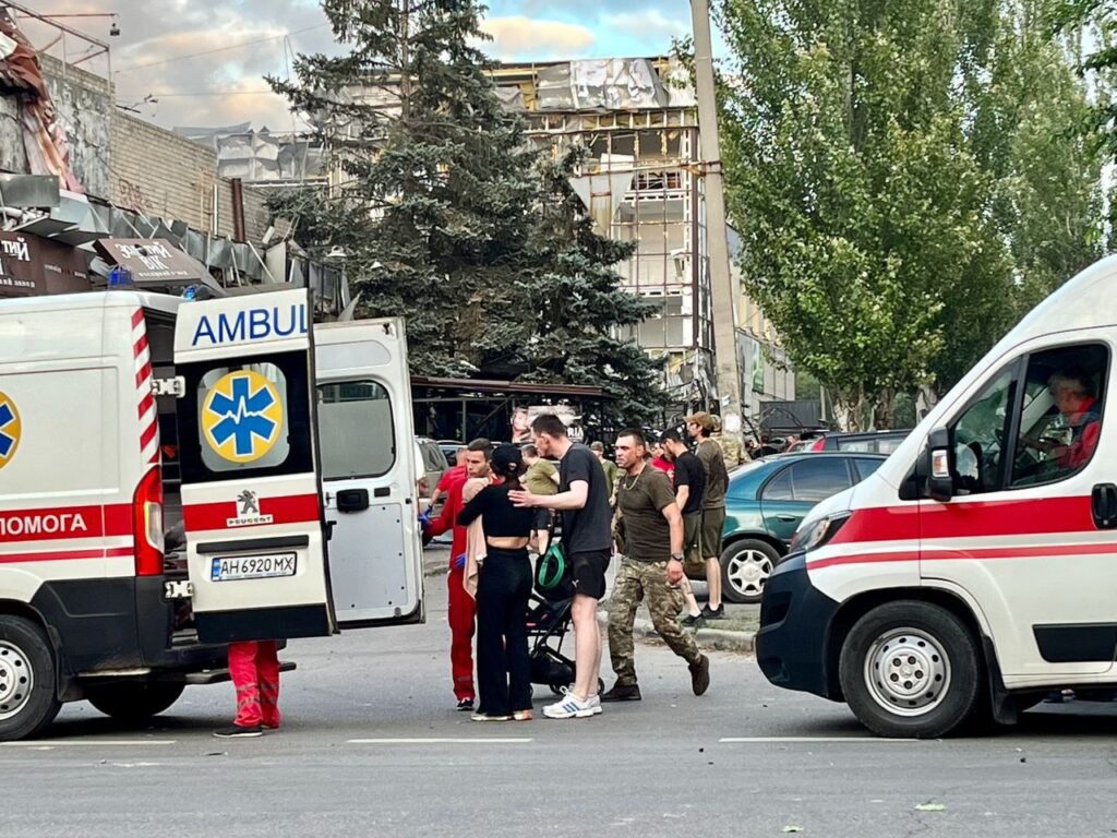 Ракетний удар по Краматорську. Опубліковані фотографії з місця рятувальних робіт