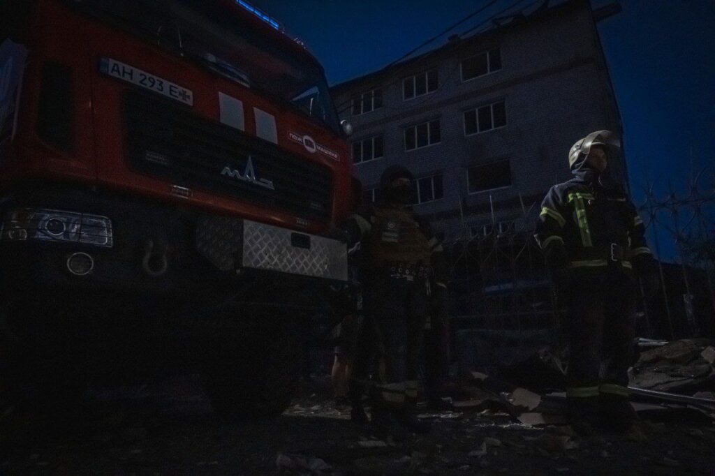 Ракетний удар по Краматорську. Опубліковані фотографії з місця рятувальних робіт