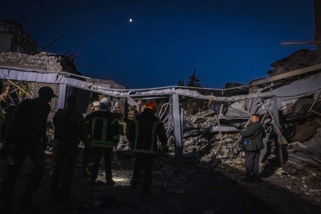 Ракетний удар по Краматорську. Опубліковані фотографії з місця рятувальних робіт