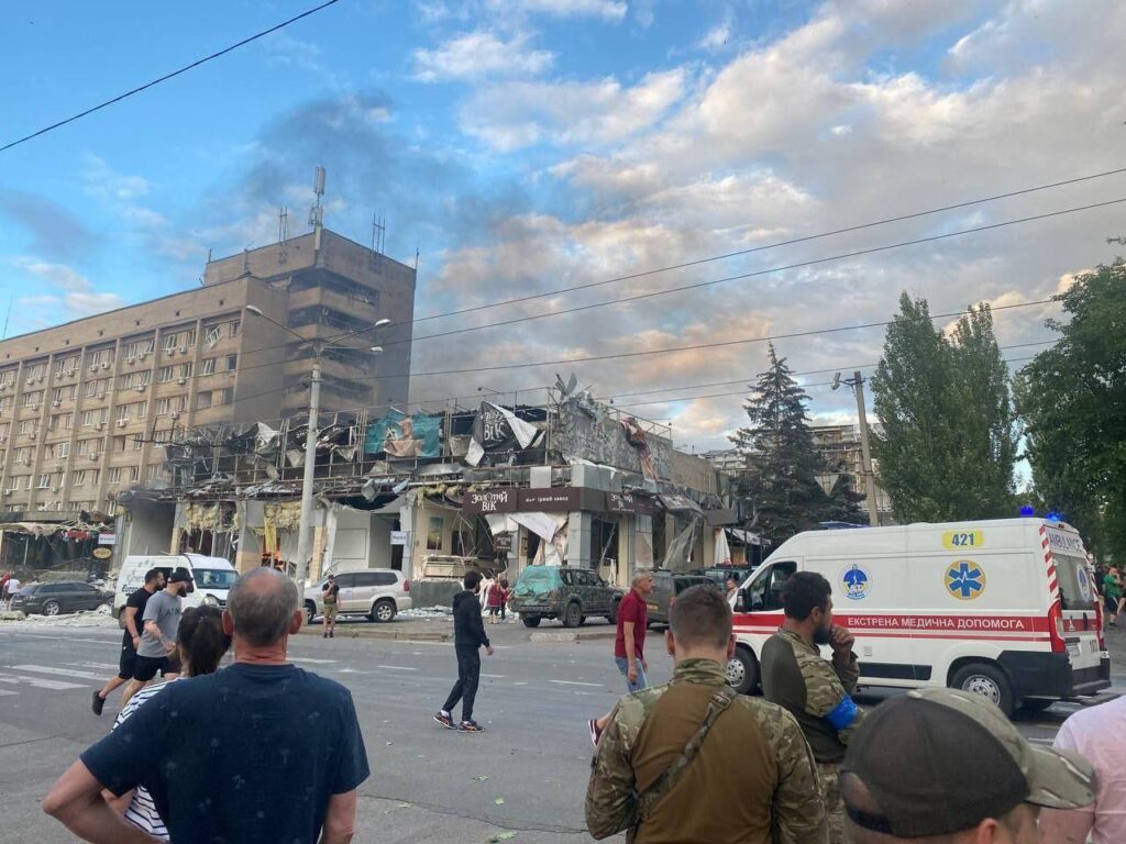 Ракетний удар по Краматорську. Опубліковані фотографії з місця рятувальних робіт