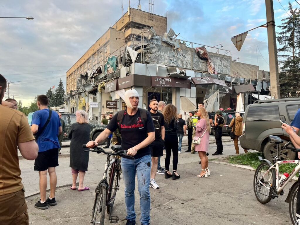 Ракетний удар по Краматорську. Опубліковані фотографії з місця рятувальних робіт
