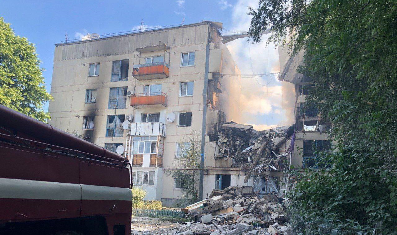 В “ЛНР” заявляють про руйнування багатоповерхівки в Кремінній
