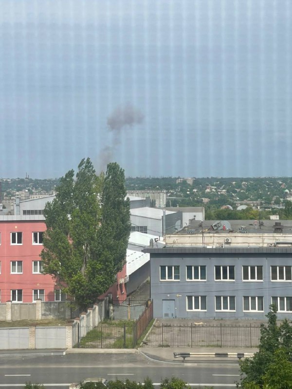 В Луганську чутно вибухи. Підіймається стовп диму