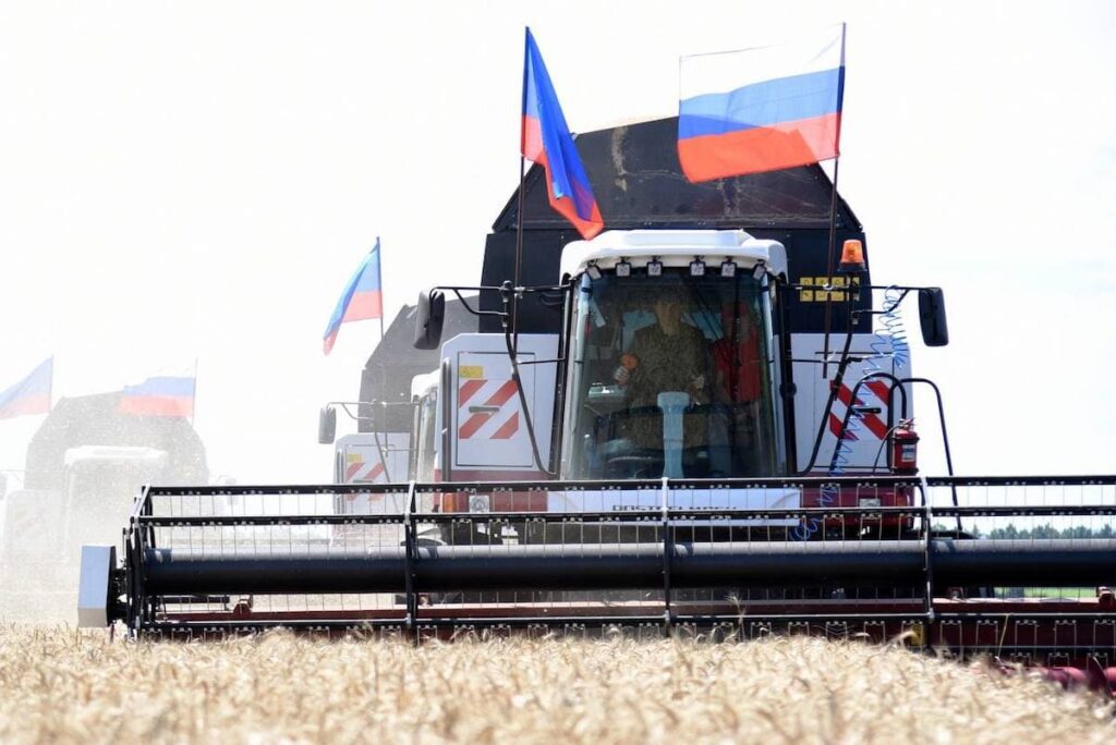 Пасічник для камери пропаганди покатався пшеничним полем на комбайні