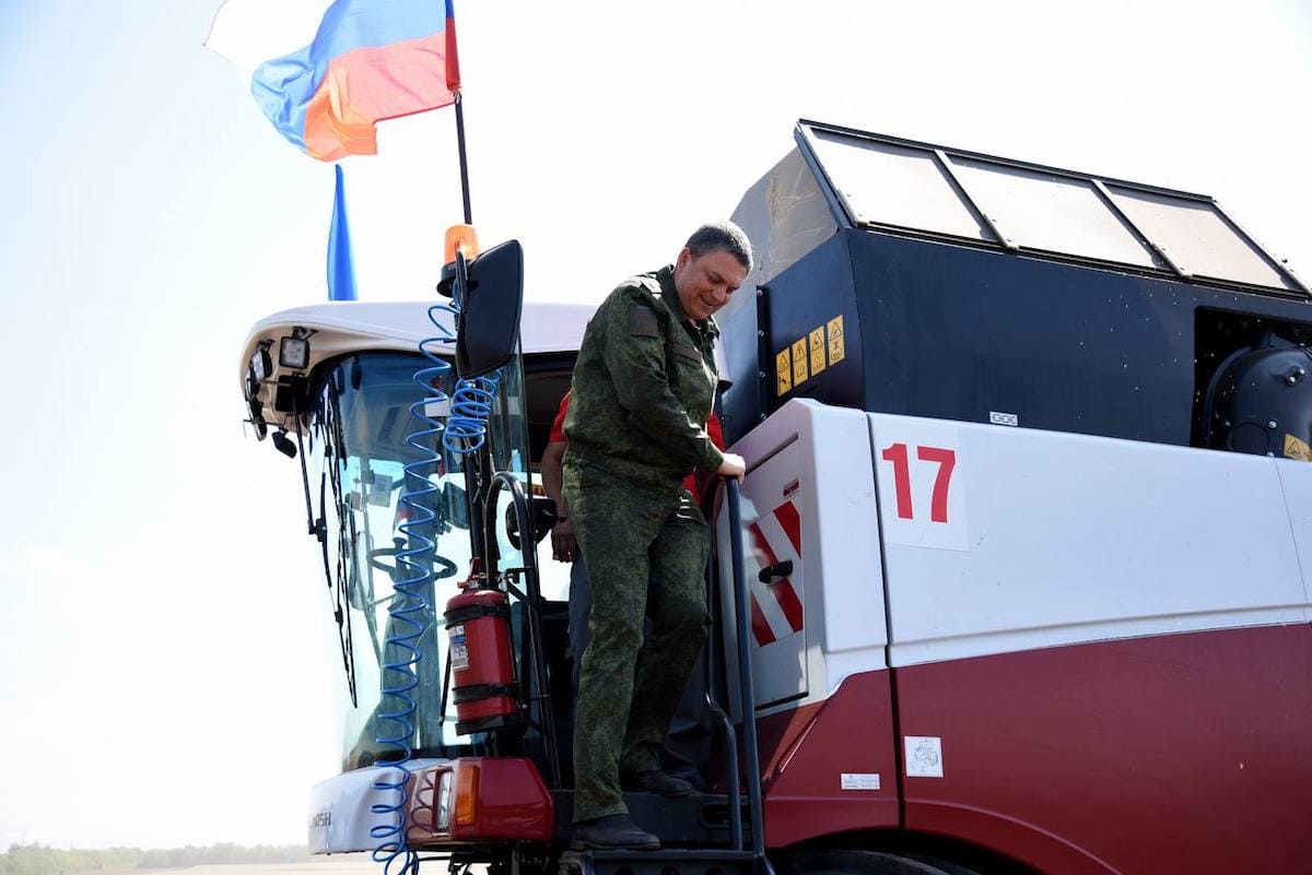 Пасічник для камери пропаганди покатався пшеничним полем на комбайні