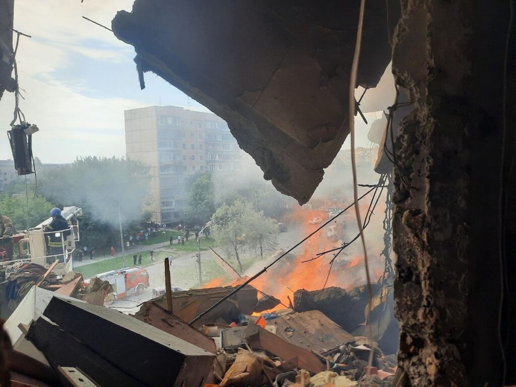 У Кривому Розі двоє людей загинули та ще 20 дістали поранення. Ракета окупантів влучила в житловий будинок