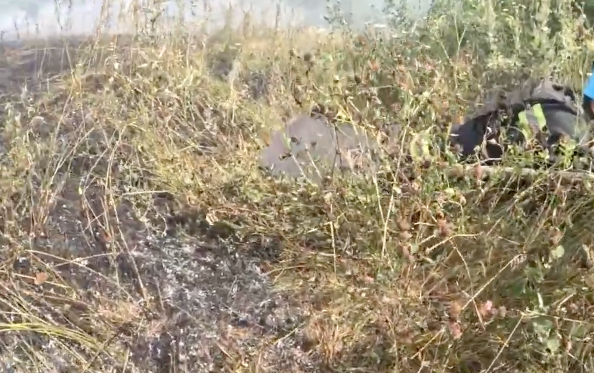 Рятувальники потрапили під обстріл окупантів біля Торецька на Донеччині. Вони гасили пожежу після попередніх ударів росіян