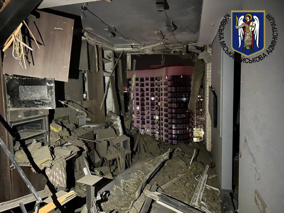Вночі Росія атакувала Київ безпілотниками. Загинула людина