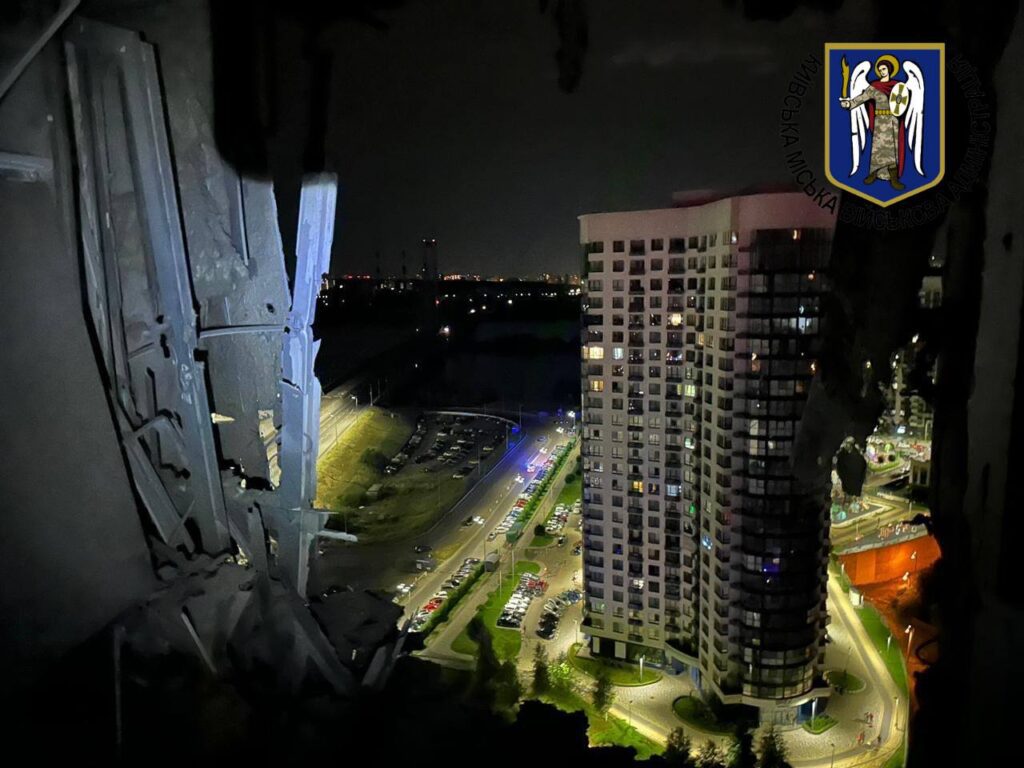 Вночі Росія атакувала Київ безпілотниками. Загинула людина