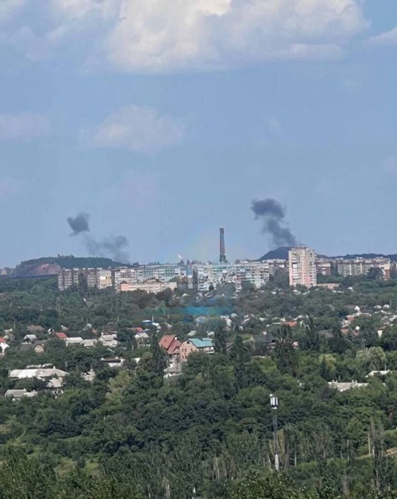 Макіївка знову під обстрілом. Над містом підіймається стовп диму