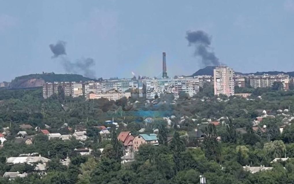 Макіївка знову під обстрілом. Над містом підіймається стовп диму