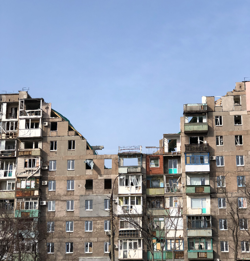 “Ми наче відкотилися у 2005 рік”: радянські прапори, російська пропаганда та зарплата 100 тис. рублів. Інтерв’ю з окупованого Маріуполя