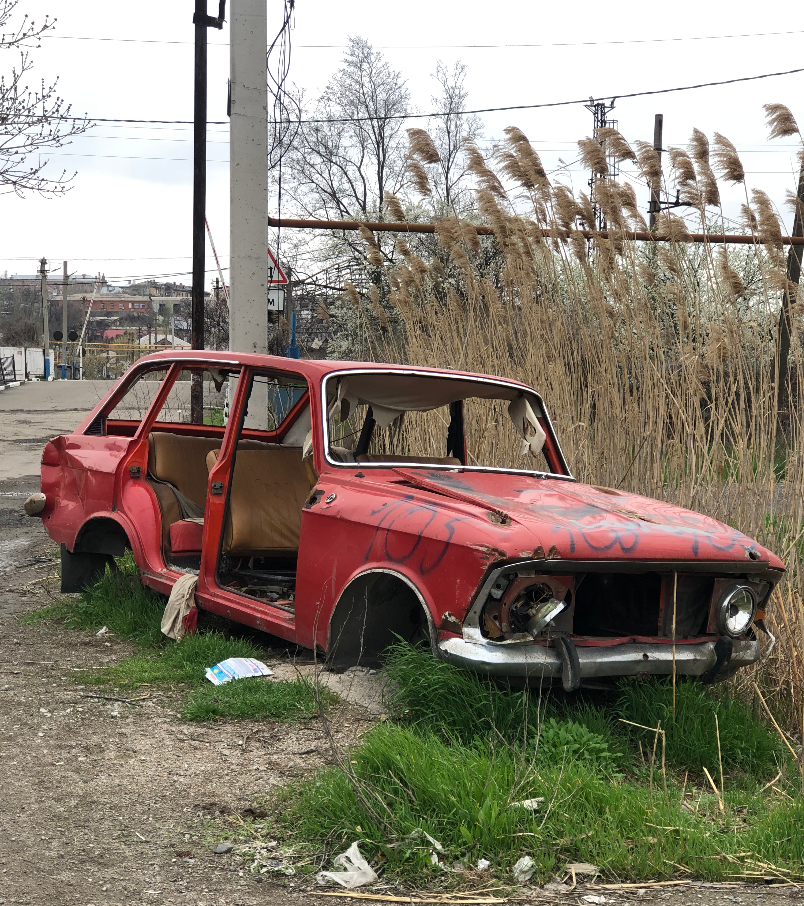 “Ми наче відкотилися у 2005 рік”: радянські прапори, російська пропаганда та зарплата 100 тис. рублів. Інтерв’ю з окупованого Маріуполя
