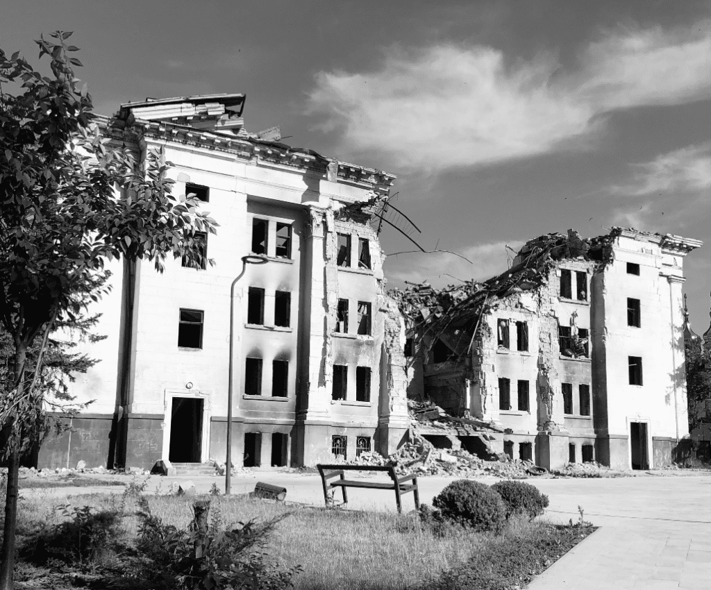“Ми наче відкотилися у 2005 рік”: радянські прапори, російська пропаганда та зарплата 100 тис. рублів. Інтерв’ю з окупованого Маріуполя