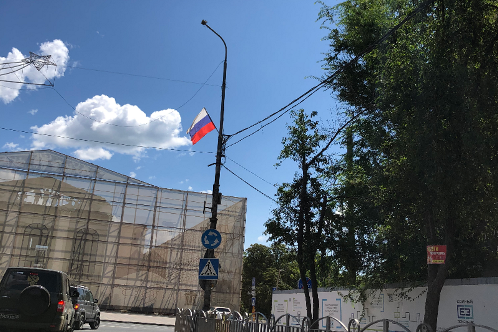 “Ми наче відкотилися у 2005 рік”: радянські прапори, російська пропаганда та зарплата 100 тис. рублів. Інтерв’ю з окупованого Маріуполя