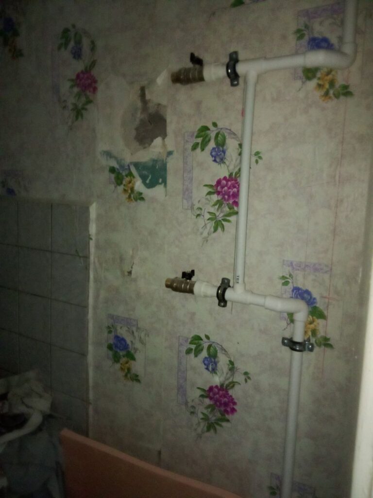 З вікон дує, з радіаторів тече. Жителі Сєвєродонецька поскаржилися на поганий ремонт заїжджих росіян