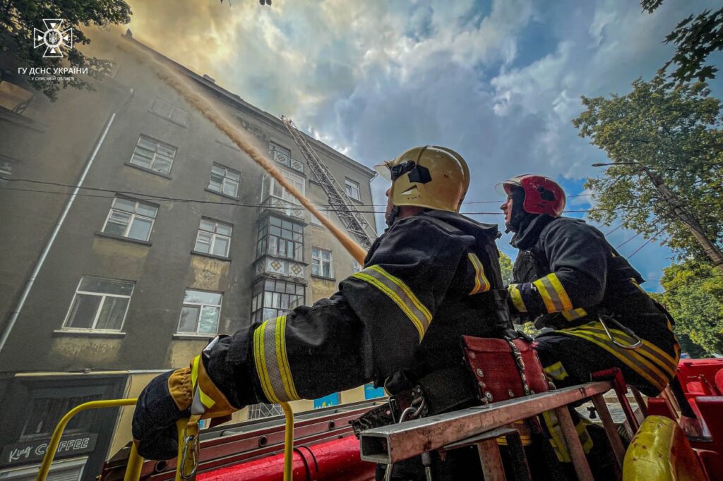 Рятувальники показали наслідки влучання БПЛА в будинок в Сумах