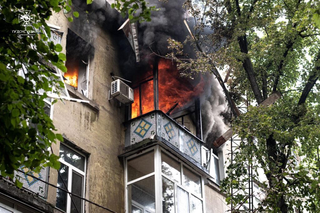 Рятувальники показали наслідки влучання БПЛА в будинок в Сумах