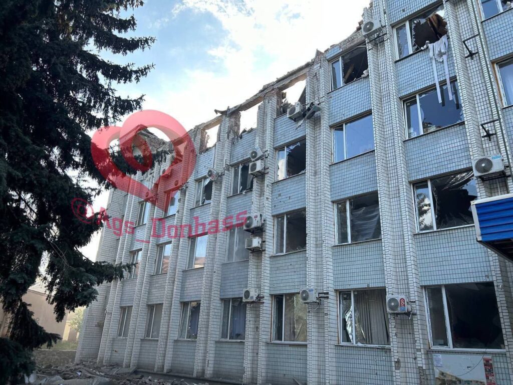 В соціальних мережах показали наслідки удару по адміністрації у Волновасі