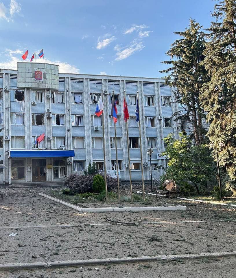 В соціальних мережах показали наслідки удару по адміністрації у Волновасі