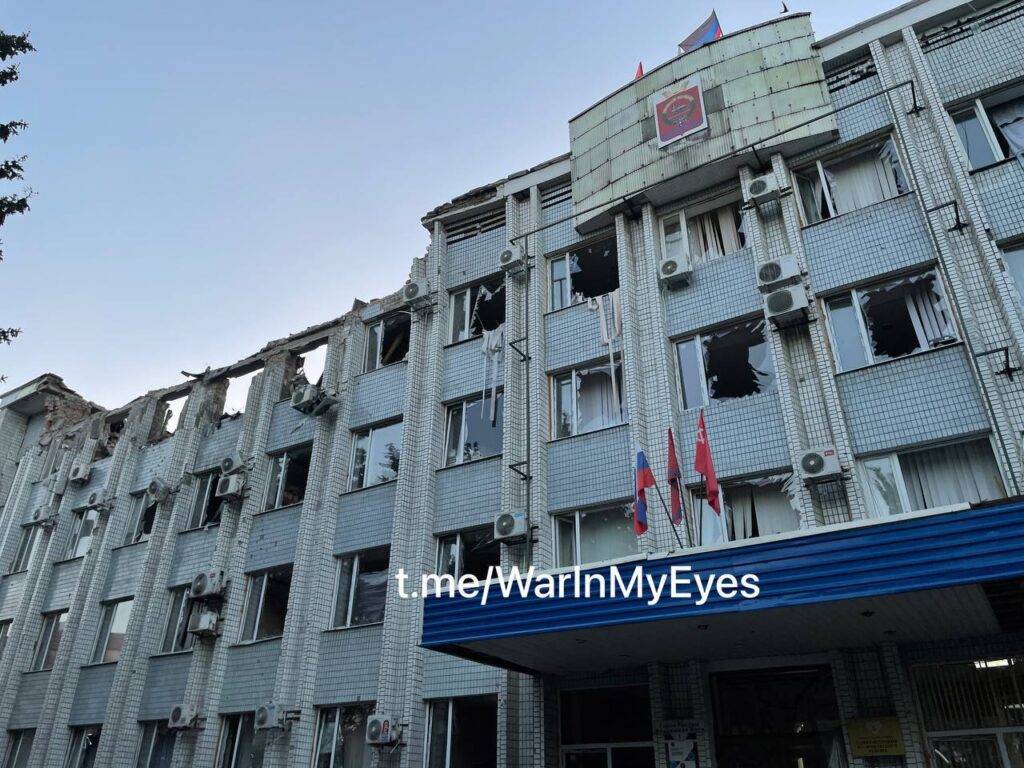 В соціальних мережах показали наслідки удару по адміністрації у Волновасі