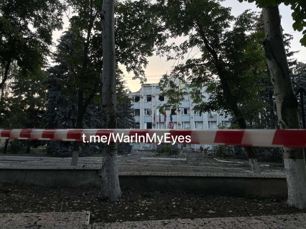 В соціальних мережах показали наслідки удару по адміністрації у Волновасі