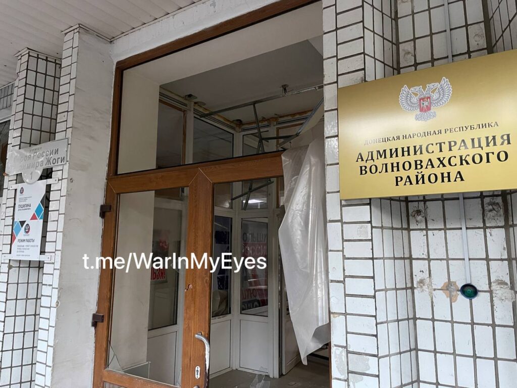 В соціальних мережах показали наслідки удару по адміністрації у Волновасі