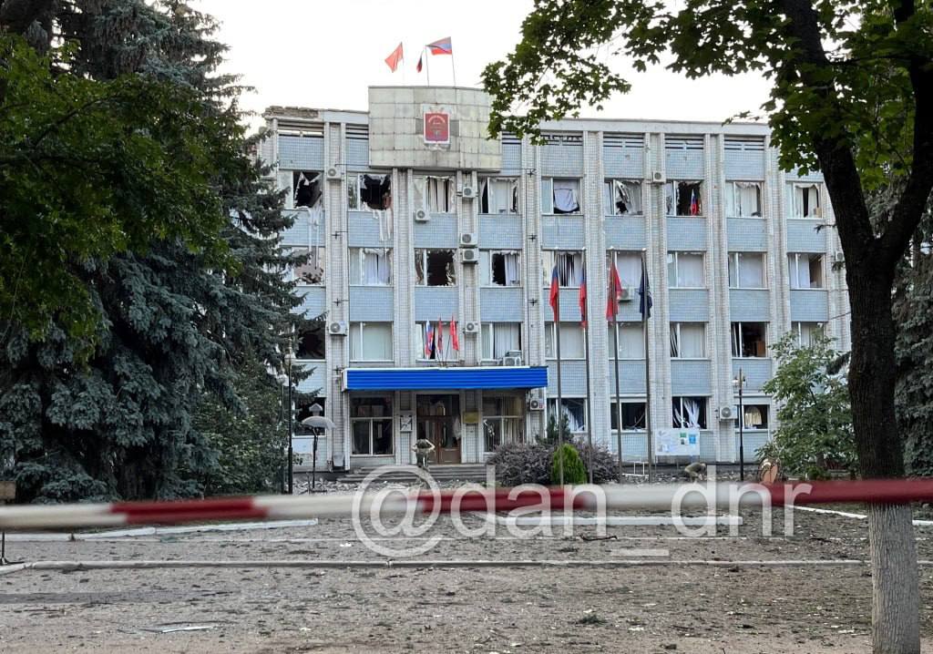 В соціальних мережах показали наслідки удару по адміністрації у Волновасі