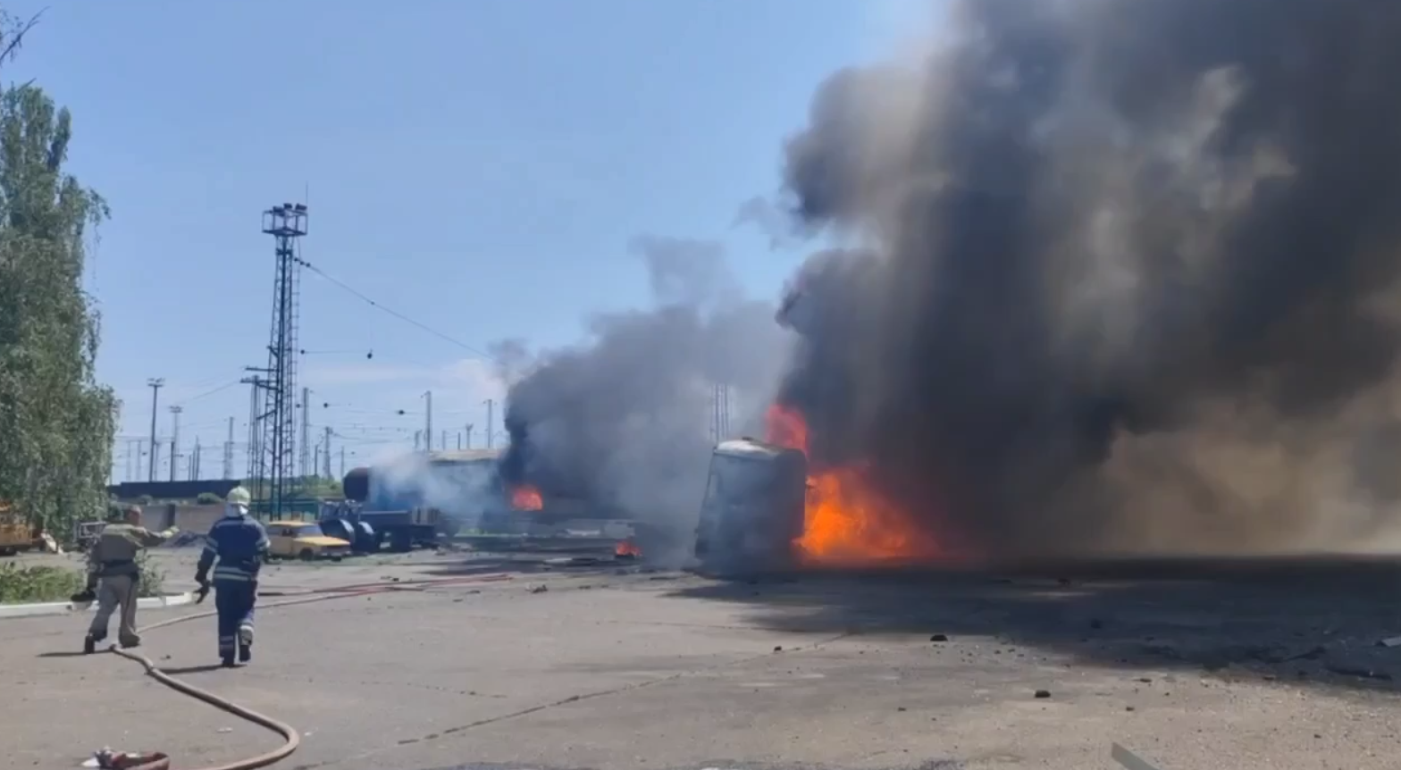 В Ясинуватій через обстріл почалася масштабна пожежа в районі залізничної станції