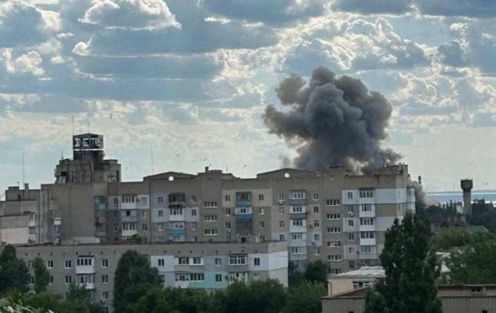 Вибухи в Бердянську. Місцеві жителі викладають фото та відео стовпа диму