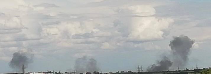 Вибухи в Бердянську. Місцеві жителі викладають фото та відео стовпа диму