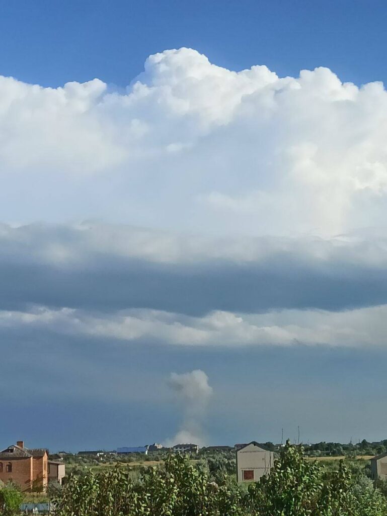 Вибухи в Бердянську. Місцеві жителі викладають фото та відео стовпа диму