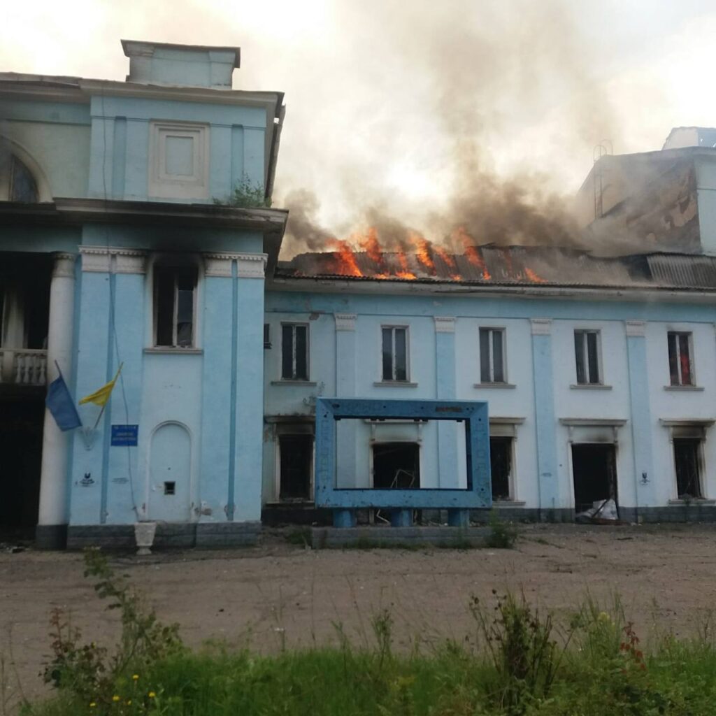 Внаслідок російського обстрілу в Часовому Яру згорів Палац культури